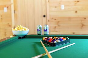 2 Mi to Dtwn: Spacious Gatlinburg Home w/ Hot Tub!