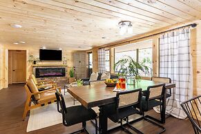 2 Mi to Dtwn: Spacious Gatlinburg Home w/ Hot Tub!