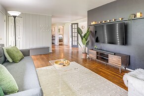 1 Mi to UO Campus - Family Home w/ Pool Table!