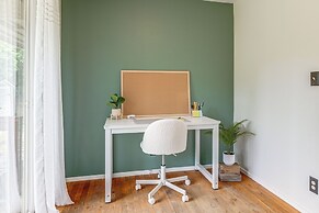 1 Mi to UO Campus - Family Home w/ Pool Table!