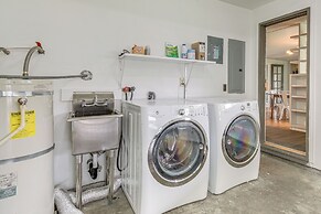 1 Mi to UO Campus - Family Home w/ Pool Table!