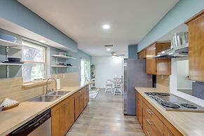 1 Mi to Lake Whitney: Morgan Home w/ Deck!