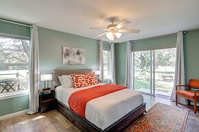 1 Mi to Lake Whitney: Morgan Home w/ Deck!