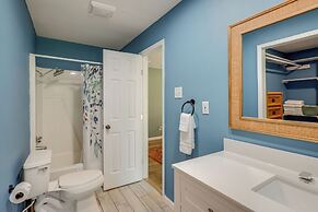 1 Mi to Lake Whitney: Morgan Home w/ Deck!