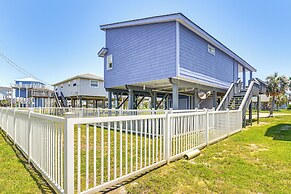Walk to Beach: Ocean-view Home w/ Deck in Freeport