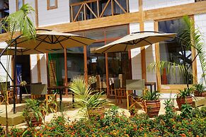 Moyoni Africa Lodge & Tours