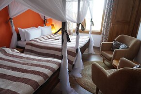 Moyoni Africa Lodge & Tours