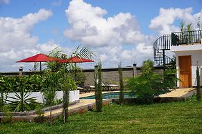 Moyoni Africa Lodge & Tours