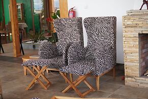 Moyoni Africa Lodge & Tours