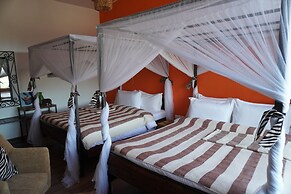 Moyoni Africa Lodge & Tours