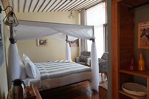 Moyoni Africa Lodge & Tours