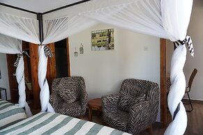 Moyoni Africa Lodge & Tours