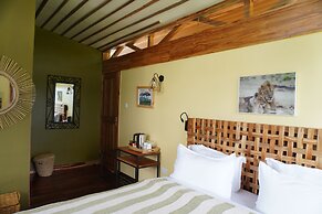 Moyoni Africa Lodge & Tours