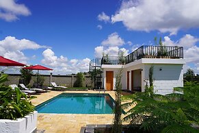 Moyoni Africa Lodge & Tours