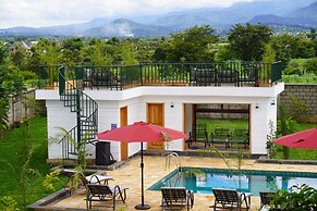 Moyoni Africa Lodge & Tours