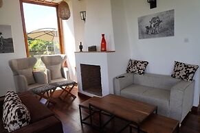 Moyoni Africa Lodge & Tours