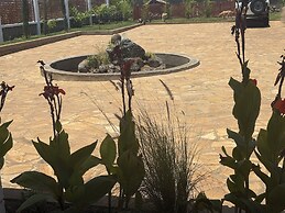 Moyoni Africa Lodge & Tours