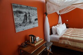 Moyoni Africa Lodge & Tours