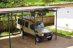 Moyoni Africa Lodge & Tours