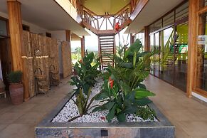 Moyoni Africa Lodge & Tours