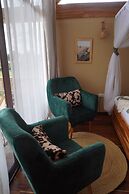 Moyoni Africa Lodge & Tours