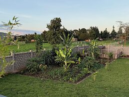 Moyoni Africa Lodge & Tours