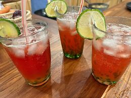 Moyoni Africa Lodge & Tours