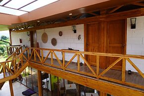 Moyoni Africa Lodge & Tours