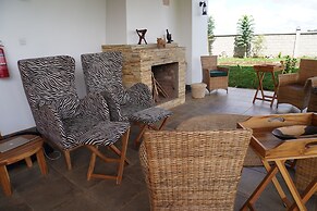 Moyoni Africa Lodge & Tours