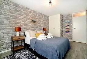 Central Brighton 1-bedroom Flat Modern & Bright Walk to Beach Sleeps 2