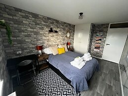Central Brighton 1-bedroom Flat Modern & Bright Walk to Beach Sleeps 2