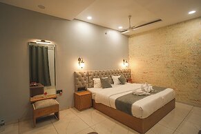 Bhopal Inn by Ten On Ten Stays