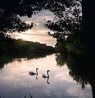 Modern-cozy 2bedrooms Plus 2bathrooms at the Swan Lake Khao Yai Nation