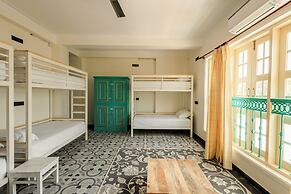 HOTEL WHITE RABBIT