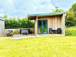 Rustic Cabin Retreat in Bristol Countryside