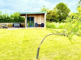 Rustic Cabin Retreat in Bristol Countryside