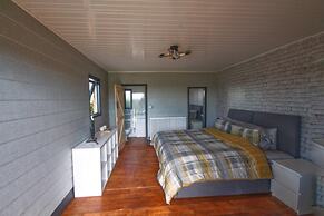 Rustic Cabin Retreat in Bristol Countryside