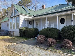 Charming 4BR Historic Home With Scenic Views