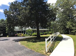 Charming 4BR Historic Home With Scenic Views