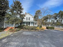 Charming 4BR Historic Home With Scenic Views