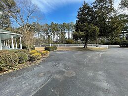 Charming 4BR Historic Home With Scenic Views