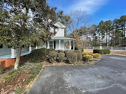 Charming 4BR Historic Home With Scenic Views