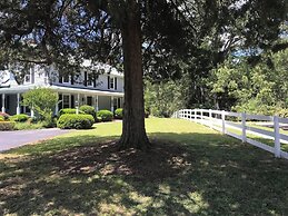 Charming 4BR Historic Home With Scenic Views