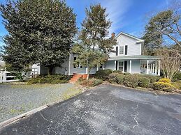 Charming 4BR Historic Home With Scenic Views