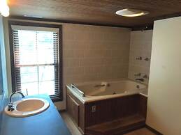 Charming 4BR Historic Home With Scenic Views