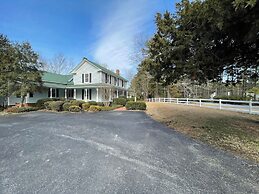 Charming 4BR Historic Home With Scenic Views