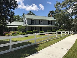 Charming 4BR Historic Home With Scenic Views