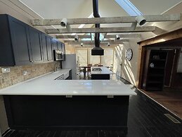 Charming 4BR Historic Home With Scenic Views