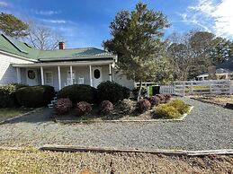 Charming 4BR Historic Home With Scenic Views