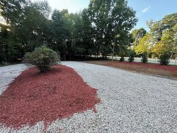 Modern 2br, Pet Friendly, Huge Yard, Central